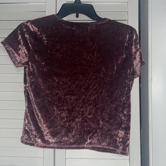 XS faux velvet T-Shirt from Hollister. Purple - Picture 2 of 4
